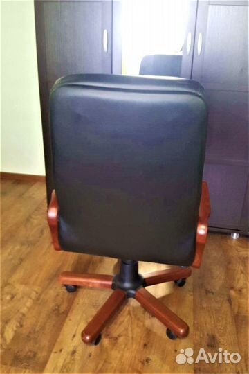 Кресло руководителя кожа и дерево