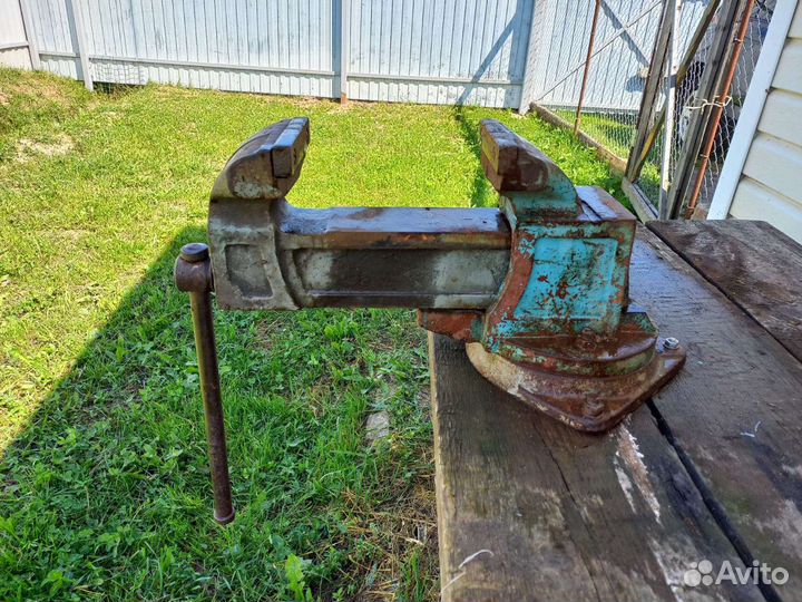 Продам тиски СССР со столом