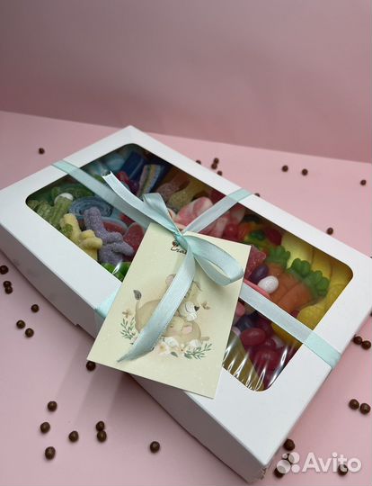 Коробка белая с окном 25 * 15 * 4см