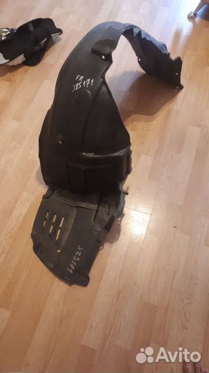 Подкрылок правый toyota crown 171