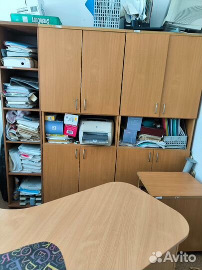 Офисная мебель бу столы тумбы шкафы, сейф металлич