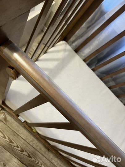 Детская кроватка с маятником и ящиком