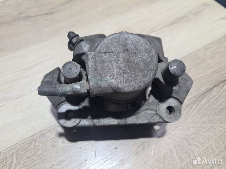 Суппорт передний правый Bmw X5 E70 3.0 N52B30AF