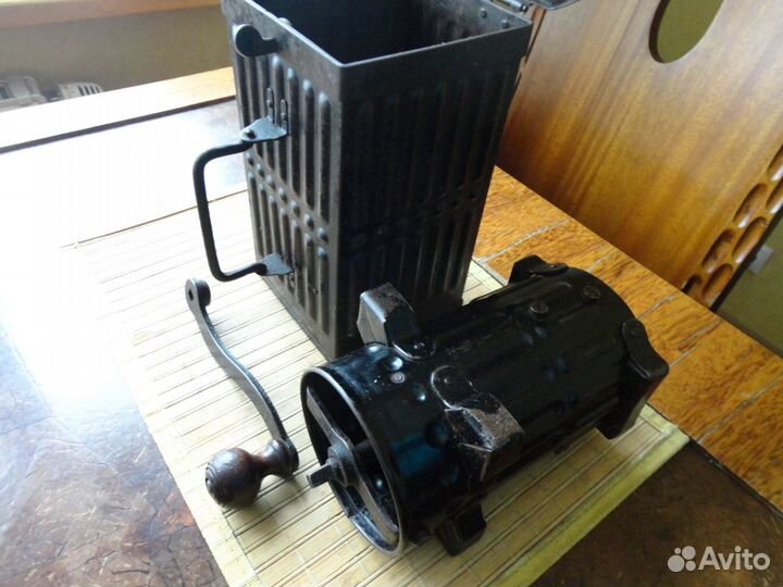 Старинная кофемолка