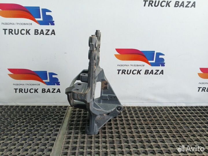 Кронштейн передней рессоры правый Daf XF106