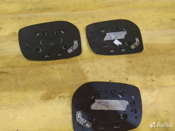 Стекло зеркала Toyota Yaris 2005-2011