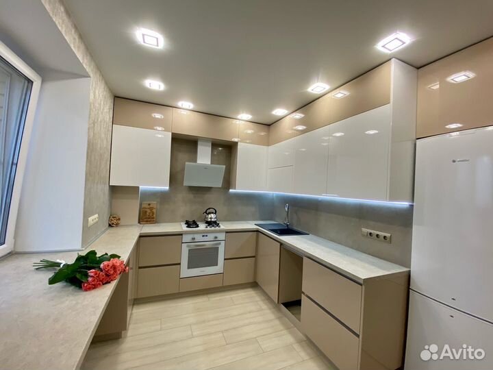 Угловая кухня под потолок на заказ