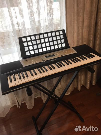 Синтезатор Yamaha PSR R200