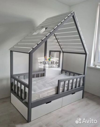 Детская кровать с домиком