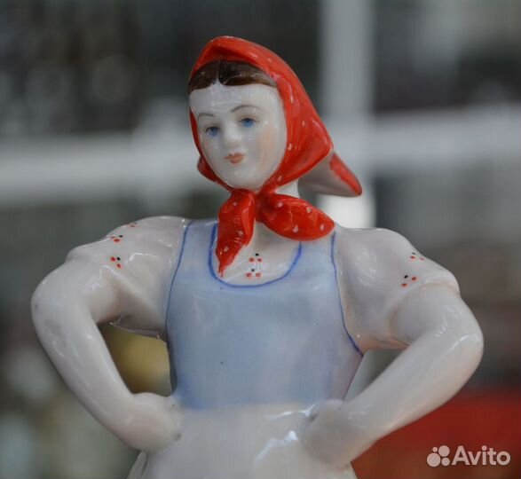Фарфоровая статуэтка- танцующая девушка. крестьянк