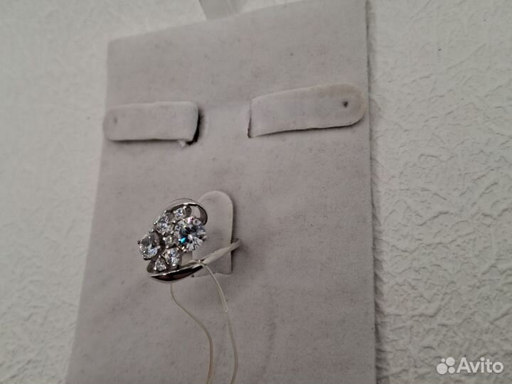 Кольцо серебряное с кристаллом Swarovski разм.16,5