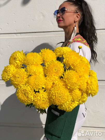 Букет из больших хризантем