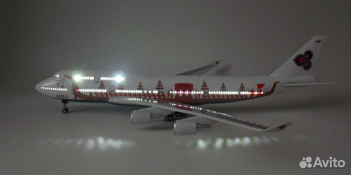 Модель самолета Boeing 747 Thai Airways apec 2003