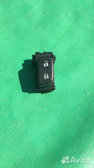 Кнопка блокировки дверей перед левая Cadillac STS