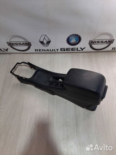 Консоль между сидений центральная Nissan almera cl
