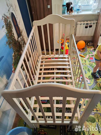 Детская кроватка с маятником