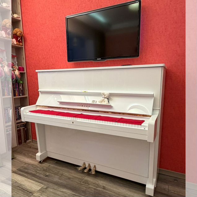 Пианино Yamaha U1 белого цвета