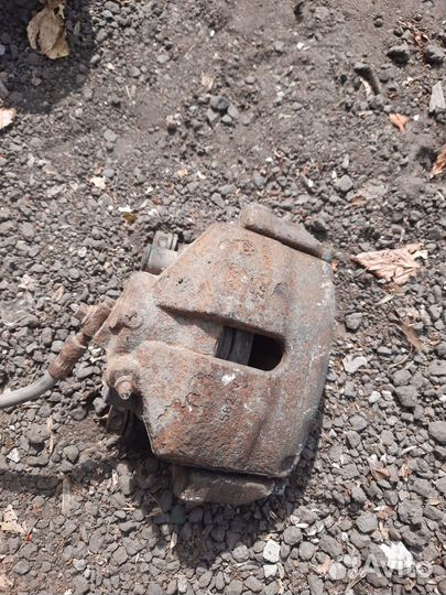 Суппорт передний правый Passat B6 B7 CC Tiguan