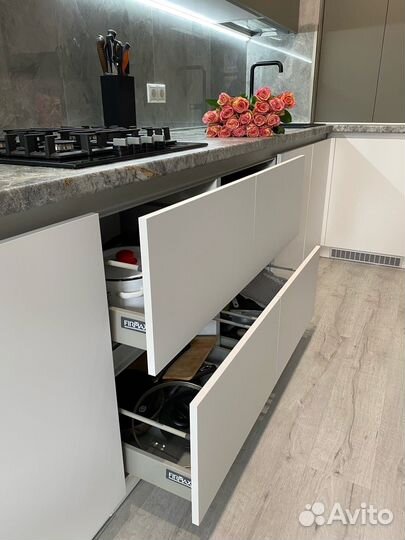 Угловая кухня под потолок на заказ