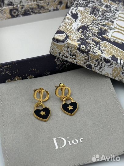 Стильные серьги Dior