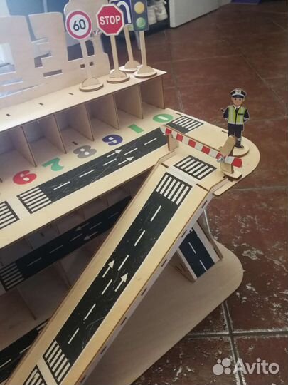 Игрушечный деревянный гараж для машинок