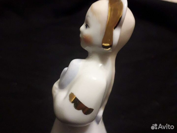 Девочка С голубем фарфоровая статуэтка