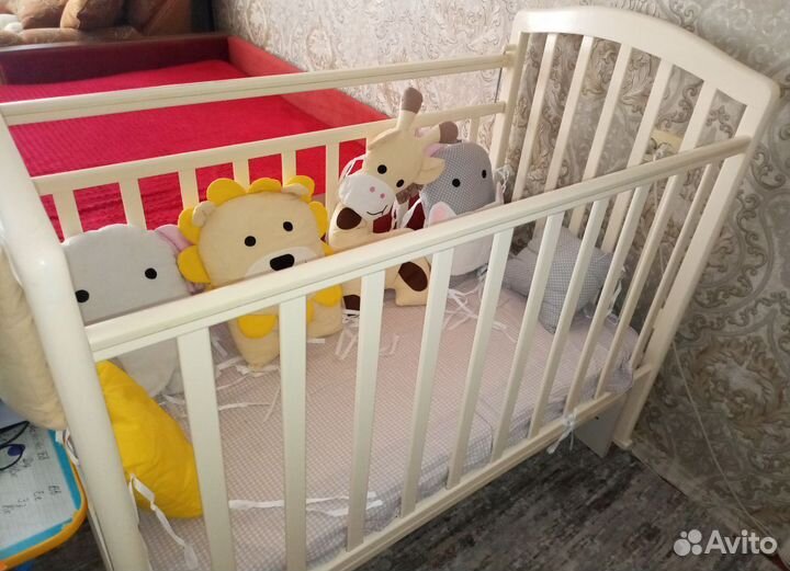 Детская кроватка с маятником