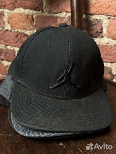 Снепбеки, кепки с прямым козырьком