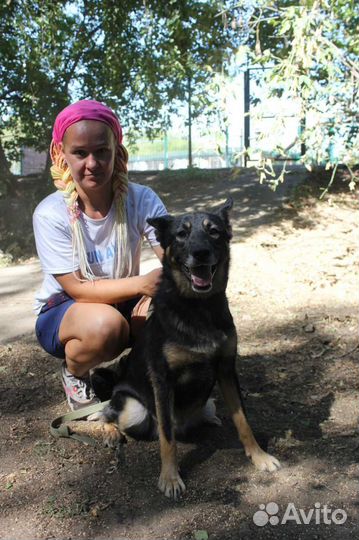 Тоскует без родителей в приюте