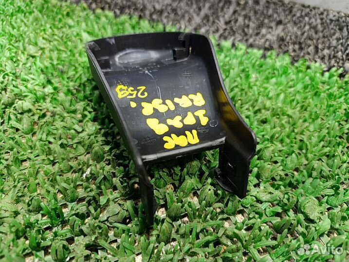 Заглушка крепления сиденья задняя правая Mitsubishi Pajero Sport