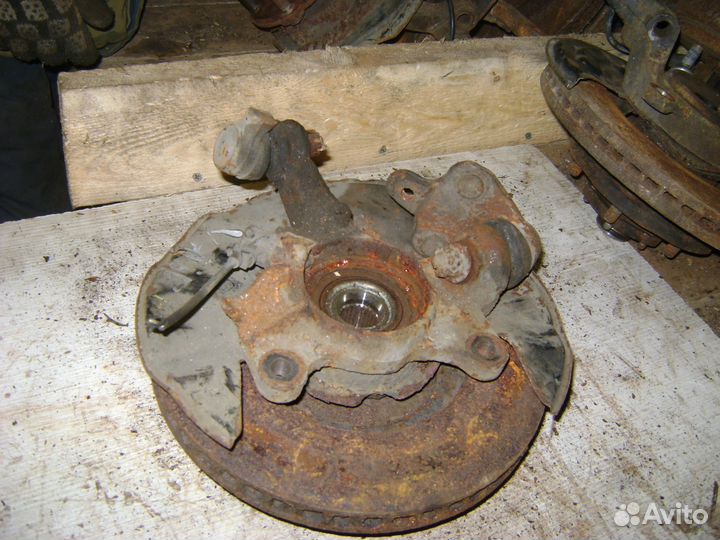 Кулак передний правый Понтиак Вайб Pontiac Vibe