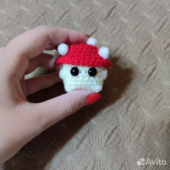 Вязаный брелок-мухомор