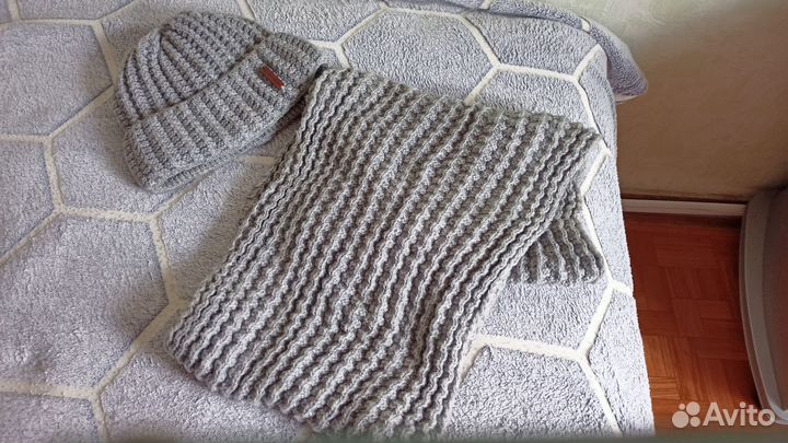 Шапка женская вязаная и шарф в комплекте