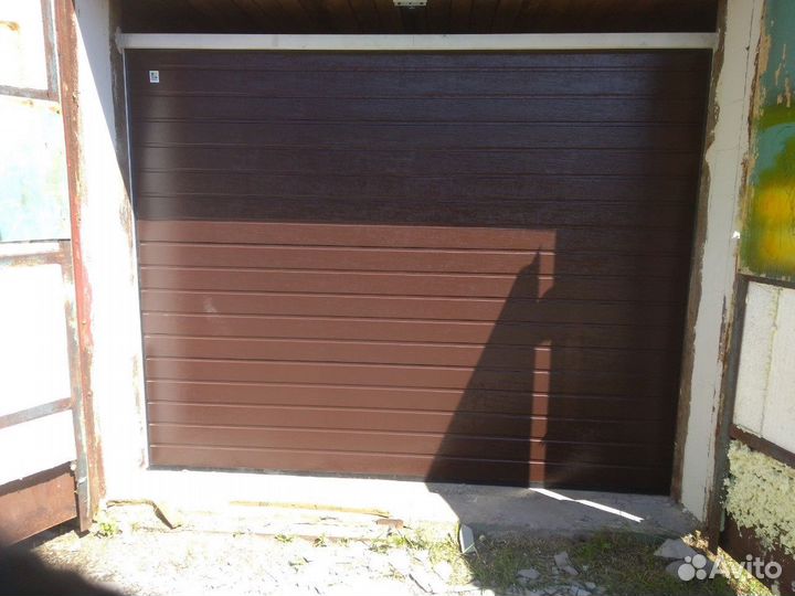 Гаражные секционные ворота с установкой под ключ