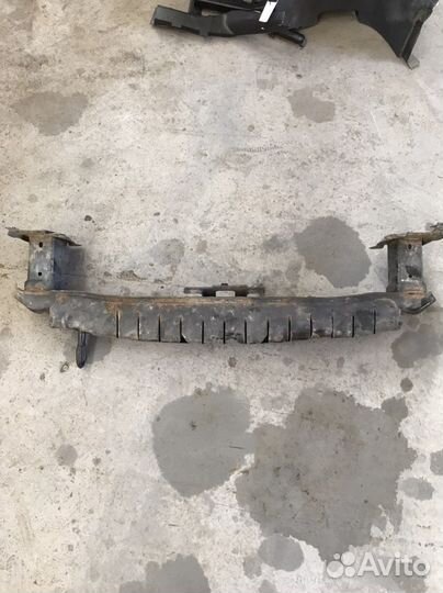 Усилитель переднего бампера на Passat B7