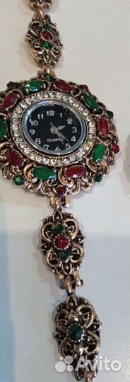 Часы с хризопразами и гранатами.Новые.Кварцевые