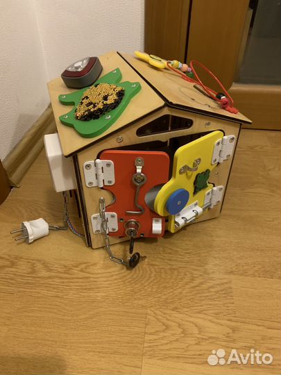 Бизиборд домик