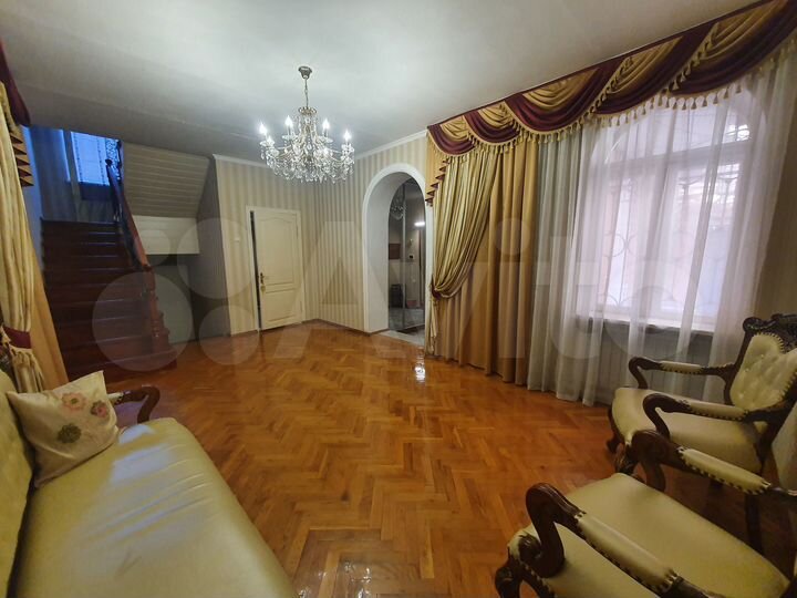 Дом 444 м² на участке 7,5 сот.