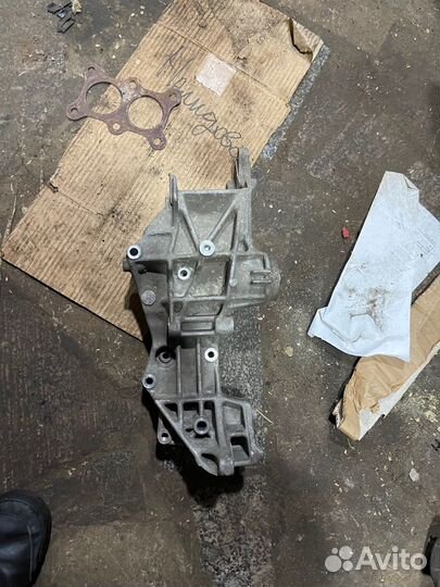 Кронштейн 058145521D