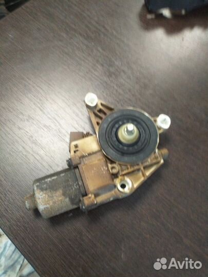 Мотор стеклоподъемника задний левый Mercedes R 350