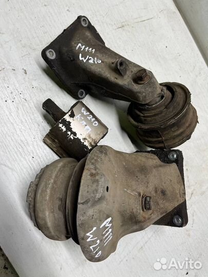 Подушка кронштейн двигателя w210 M111