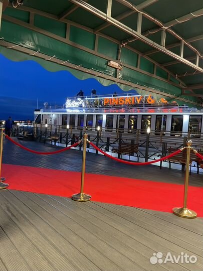 Красная дорожка и золотые столбики