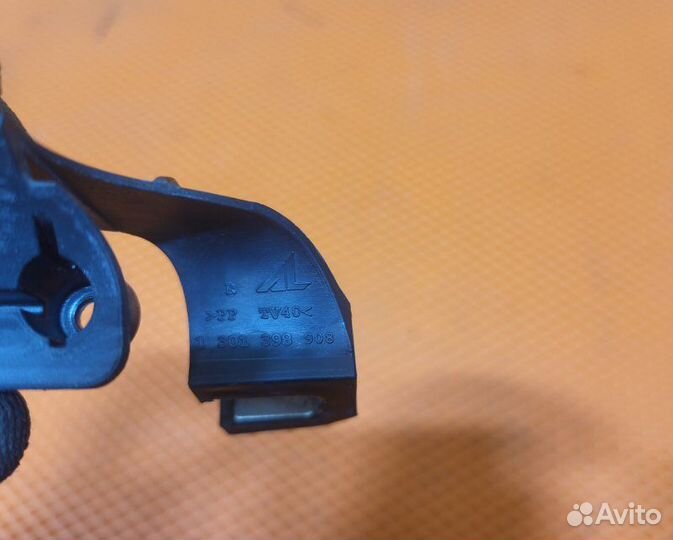 Кронштейн правый Audi A4 Iv B8 cdhb 2009