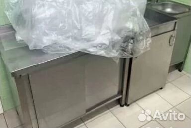 Стол закрытый с борт. (дверь-купе)