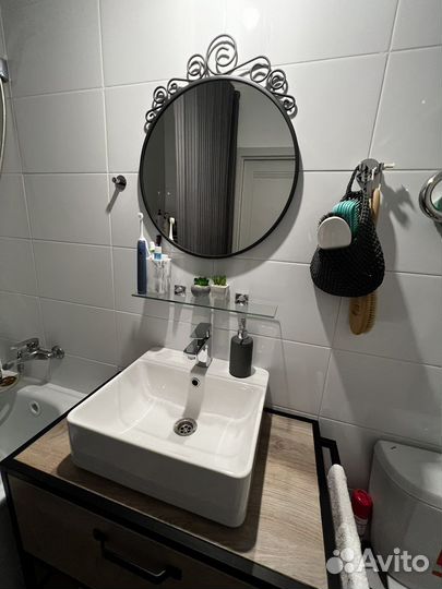 Зеркало, полка и шкаф для ванной комнаты