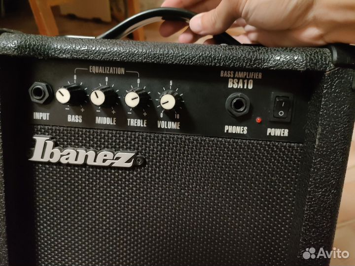 Бас-гитара с комбоусилителем