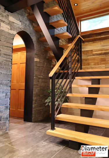 Крепкая лестница из лиственницы