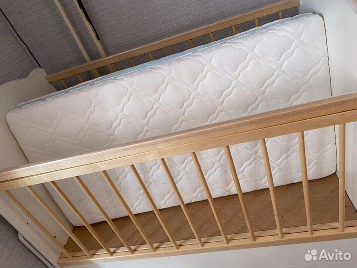 Детская кроватка с маятником и ящиком