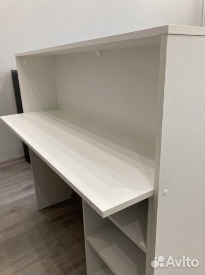 Ресепшн стойка администратора с полками