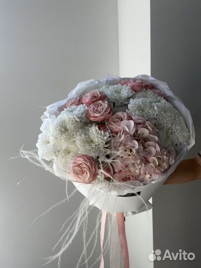 Букет из гортезии и пионовидных роз